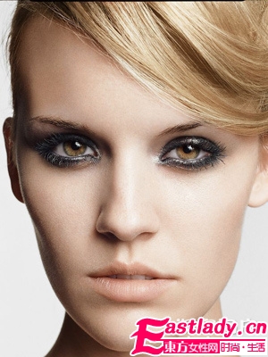 跟明星學(xué)化妝 打造小煙熏妝只需5步