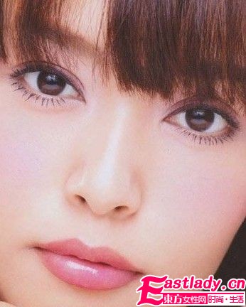 假睫毛當(dāng)?shù)?妝出萌態(tài)秒殺熟男心