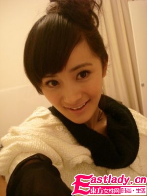 學(xué)明星楊冪自拍秀美肌 粗眼線黑睫毛是重點(diǎn)