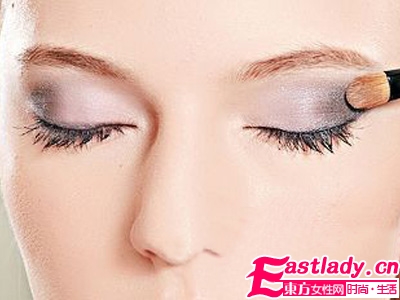 2011彩妝流行趨勢(shì)-紫色魅惑眼妝的化妝技巧