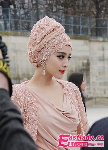 2011年秋冬巴黎時裝周范冰冰小露酥胸