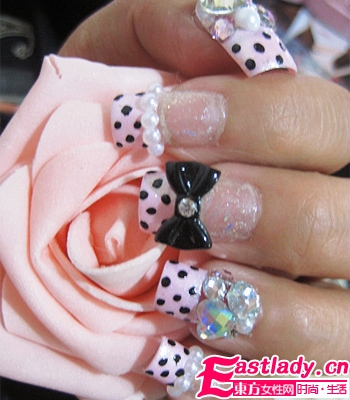 自制粉色波普美甲 讓你個(gè)性十足