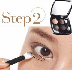 棕色眼妝打造明暗有致的立體妝容