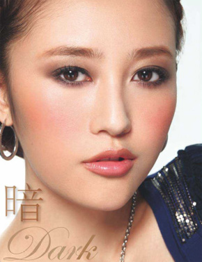 棕色眼妝打造明暗有致的立體妝容