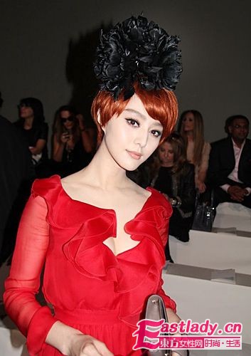 2011年秋冬巴黎時裝周范冰冰小露酥胸