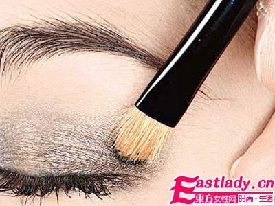 秋冬軍旅風 4步成就野艷系眼妝