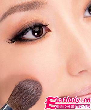 降溫我不怕 4步打造暖暖妝容