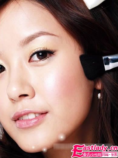 光影技法 打造無(wú)暇立體小顏底妝畫(huà)法