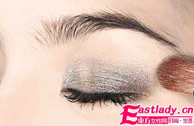 秋冬軍旅風 4步成就野艷系眼妝