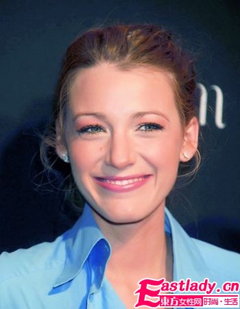 歲末提升人氣 歐美女星上演無(wú)辜妝容