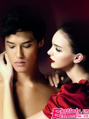 時髦紅唇配清透裸妝 讓他一見傾心