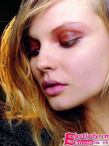 秋冬T臺(tái)美妝新勢力 惹火驚艷閃耀秀場