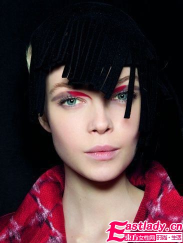 秋冬T臺(tái)美妝新勢(shì)力 惹火驚艷閃耀秀場(chǎng)