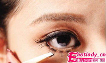 日雜紅星演繹 楚楚動(dòng)人垂眼妝