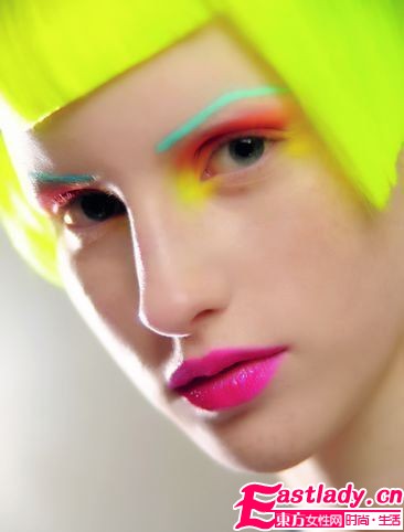 秋冬T臺(tái)美妝新勢(shì)力 惹火驚艷閃耀秀場(chǎng)