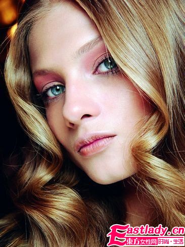 秋冬T臺(tái)美妝新勢力 惹火驚艷閃耀秀場