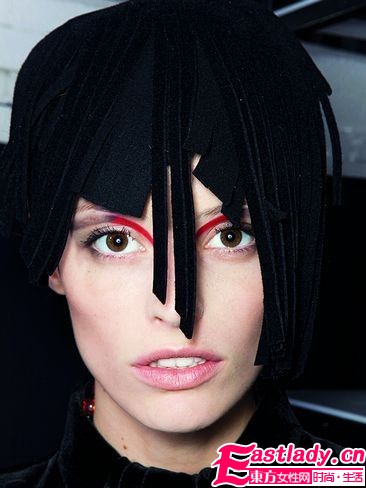 秋冬T臺(tái)美妝新勢(shì)力 惹火驚艷閃耀秀場(chǎng)