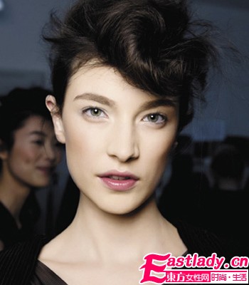 潮流預(yù)告 2010秋冬妝容異彩魅惑