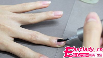 深色甲油大行其道 6大技巧輕松打造