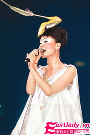 尋找100分王菲 演唱會(huì)造型大盤點(diǎn)(組圖)