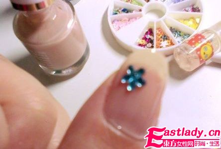 網(wǎng)友示范 輕松簡單DIY法式美甲