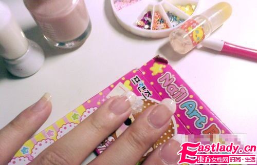 美甲達(dá)人手把手教你百搭法式美甲