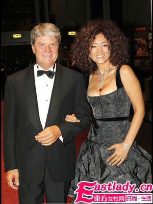 驚爆雷人鞏俐現(xiàn)身巴黎古董雙年展