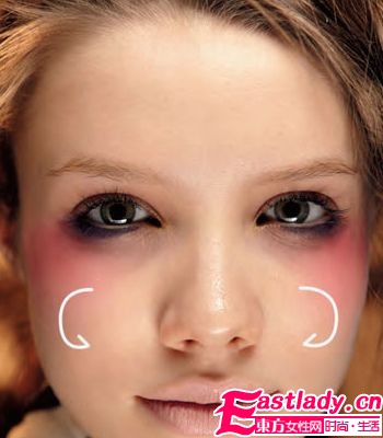 甩掉 大餅?zāi)?4種腮紅巧妙化