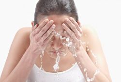 冬天熱水洗臉還是冷水洗臉好 多少度的水更好