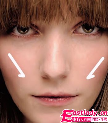 甩掉 大餅?zāi)?4種腮紅巧妙化