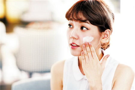 平時(shí)沒時(shí)間做肌膚保養(yǎng) 利用周末時(shí)間把肌膚補(bǔ)回來