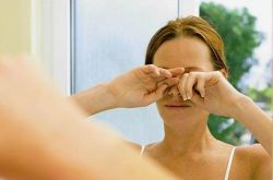 小心這些 手賤 行為 揉眼睛最易造成眼部衰老