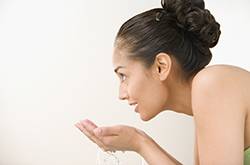 下巴長(zhǎng)痘痘怎么調(diào)理 揭秘下巴長(zhǎng)痘痘的五大原因