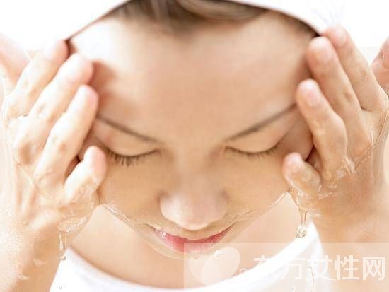 溫水洗臉有什么好處 用什么樣的水洗臉最好