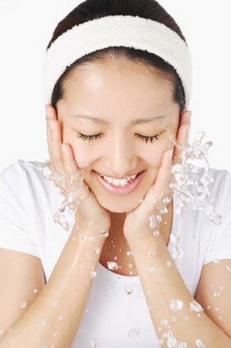 去皺紋最好的方法 正確洗臉遠(yuǎn)離皺紋