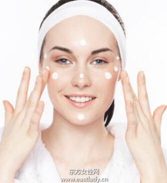 涂抹護(hù)膚品謹(jǐn)防過度按摩肌膚