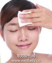 使用美白化妝水為干燥肌膚補(bǔ)充水分