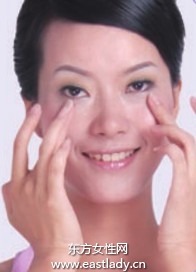 敲揉三焦經(jīng)可減少魚尾紋產(chǎn)生