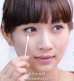 眼部保養(yǎng)升級法之提拉按摩