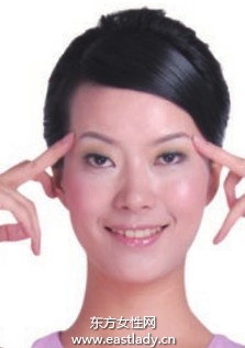 敲揉三焦經(jīng)可減少魚尾紋產(chǎn)生