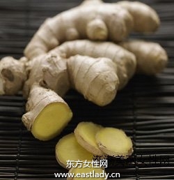 生姜泡酒涂抹法淡化雀斑