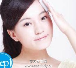 使用美白化妝水迅速補水