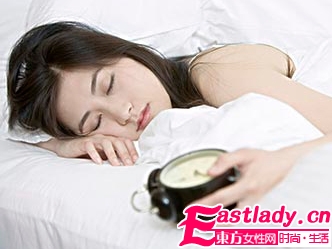 睡眠不足會對肌膚產(chǎn)生不好影響