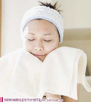 長痘痘時(shí)應(yīng)忌用毛巾擦臉