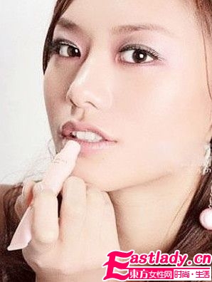 涂抹凡士林來預(yù)防嘴唇干燥