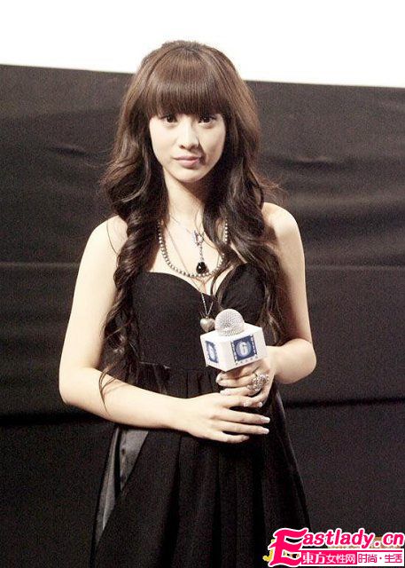 美女主播柳巖整容前后對(duì)比照片