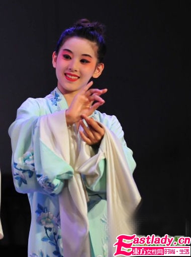 腹有詩書氣自華 ＂奶茶妹妹＂清純造型