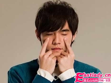 冬季眼部保養(yǎng) 先保濕