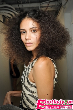 洋娃娃一般的蓬松卷發(fā)