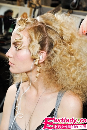 洋娃娃一般的蓬松卷發(fā)